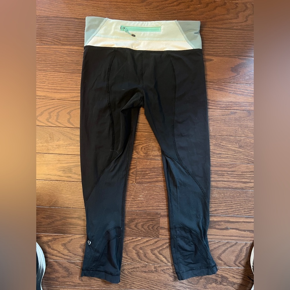 Women’s Lululemon Size 4 23” Cropped Black Running Workout Leggings - Picture 9 of 9